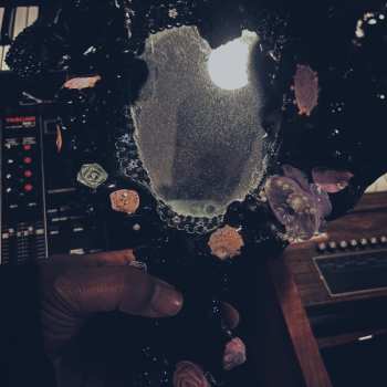 CD Maneka: Bathes And Listens